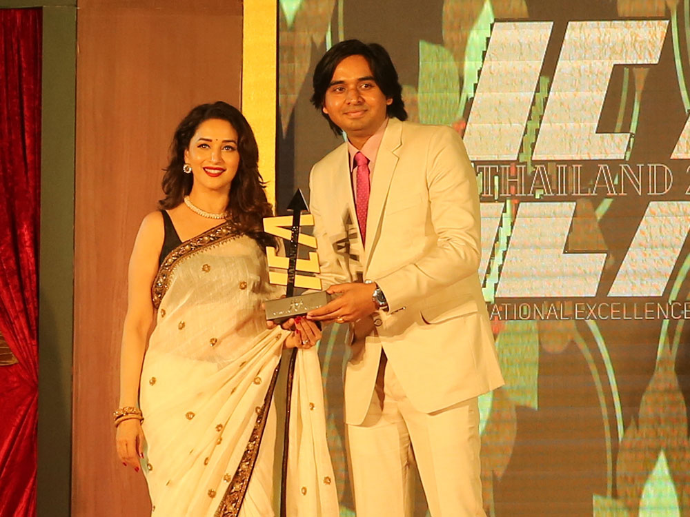 Best Website Designing Company in India - Mr. Rahul Ranjan Singh getting award from Madhuri Dixit